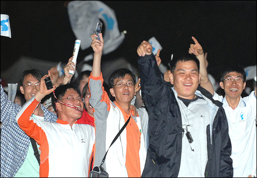 615공동선언 6돌기념 민족통일대축전 남북축하공연에 참가한 시민들의 통일열기가 뜨겁다. 